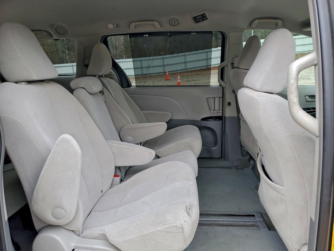 2014 TOYOTA SIENNA LE photo 11