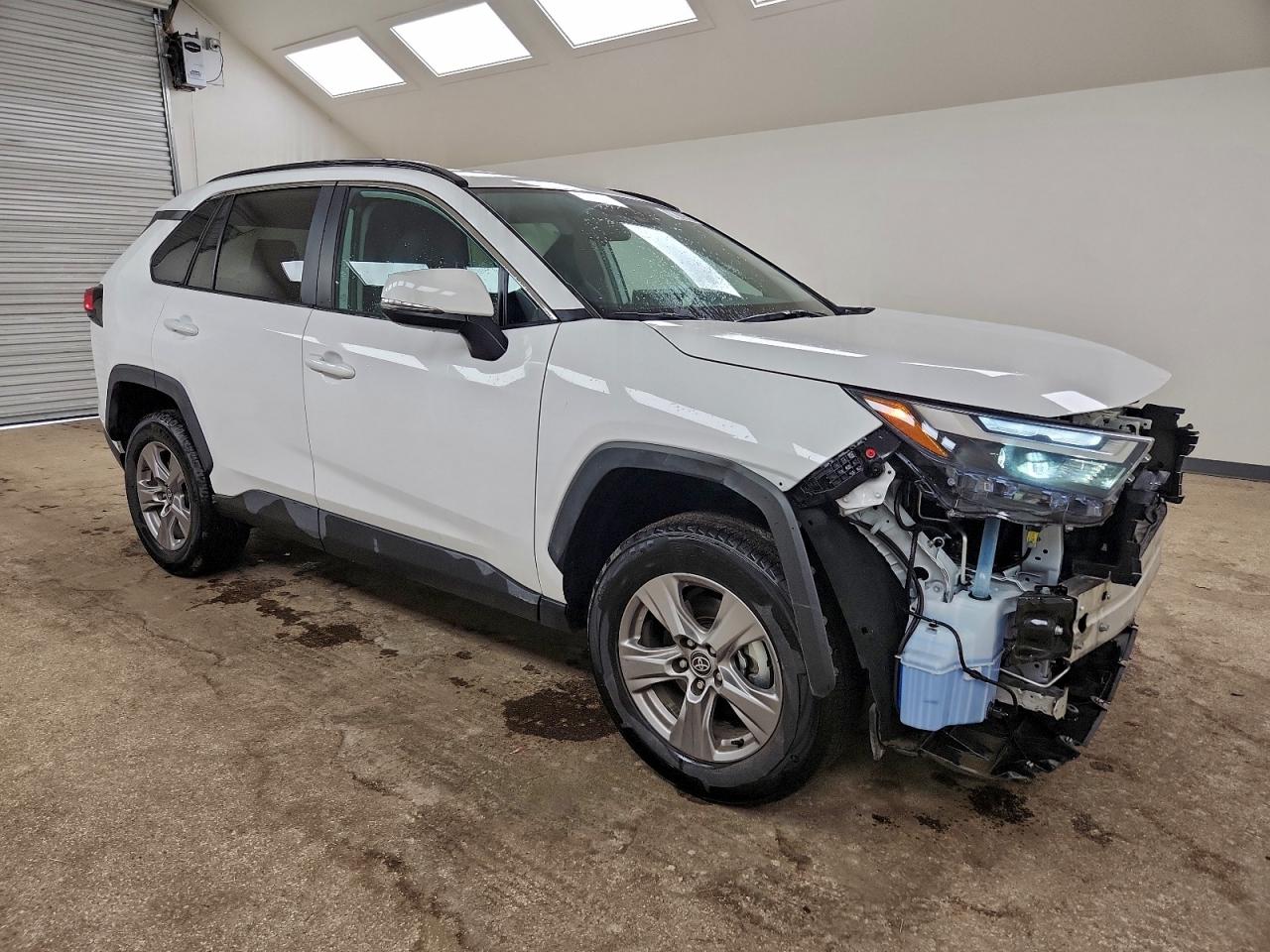 2025 TOYOTA RAV4 XLE photo 4