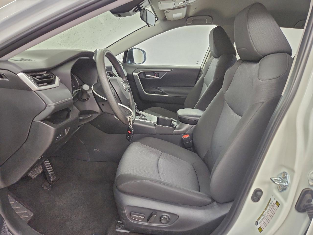 2025 TOYOTA RAV4 XLE photo 7
