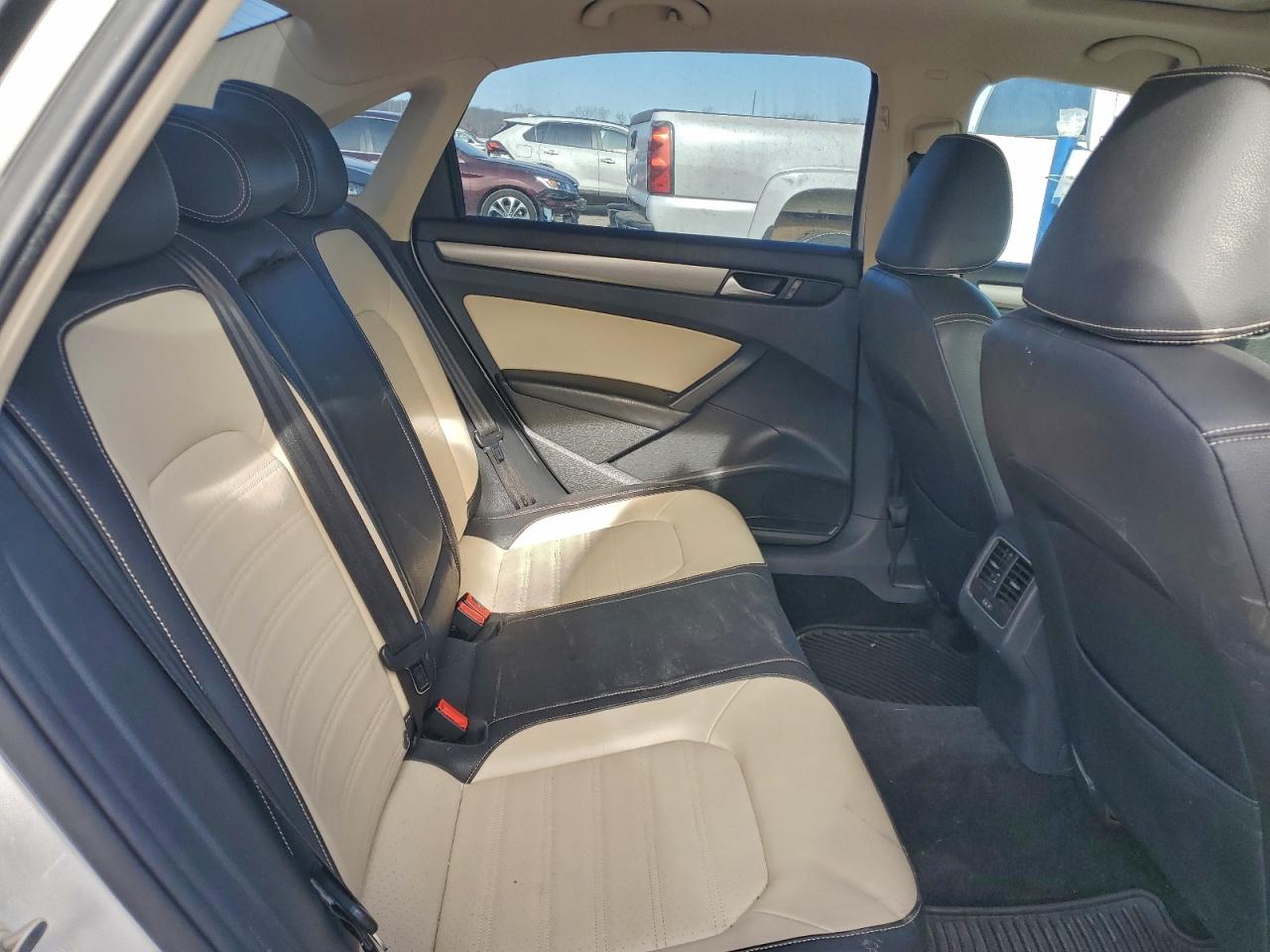 2015 VOLKSWAGEN PASSAT SE photo 10