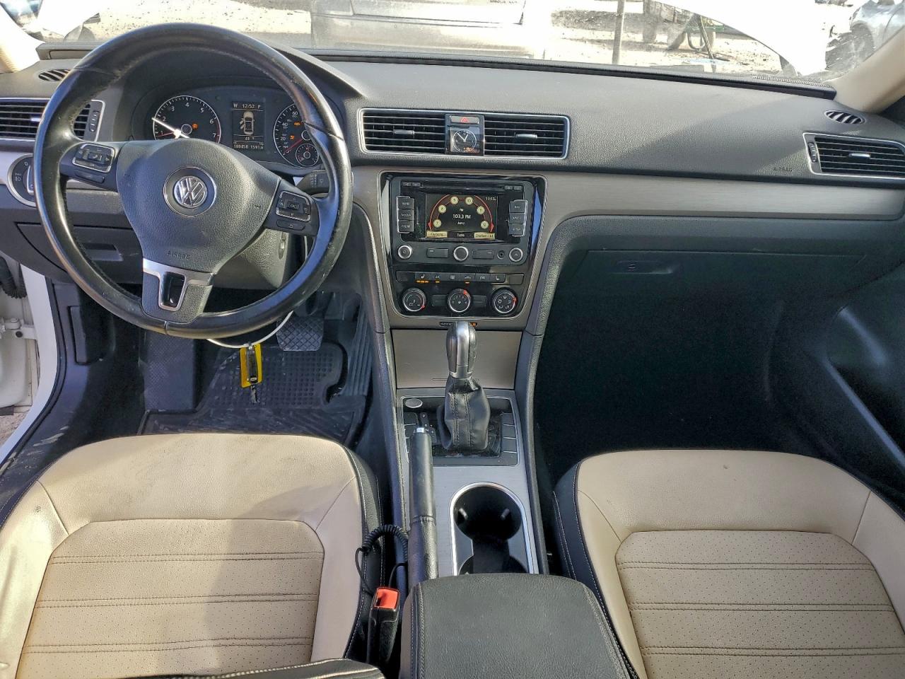 2015 VOLKSWAGEN PASSAT SE photo 8