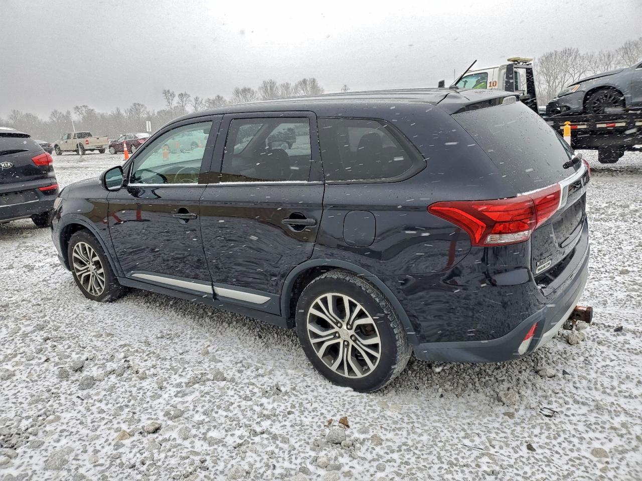 2016 MITSUBISHI OUTLANDER SE photo 2