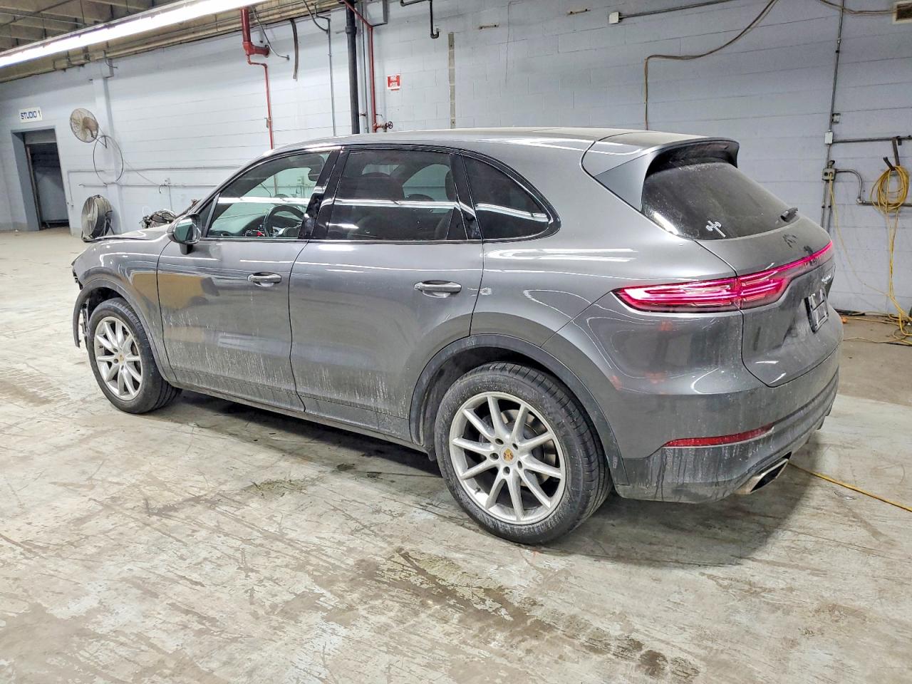 2019 PORSCHE CAYENNE photo 2