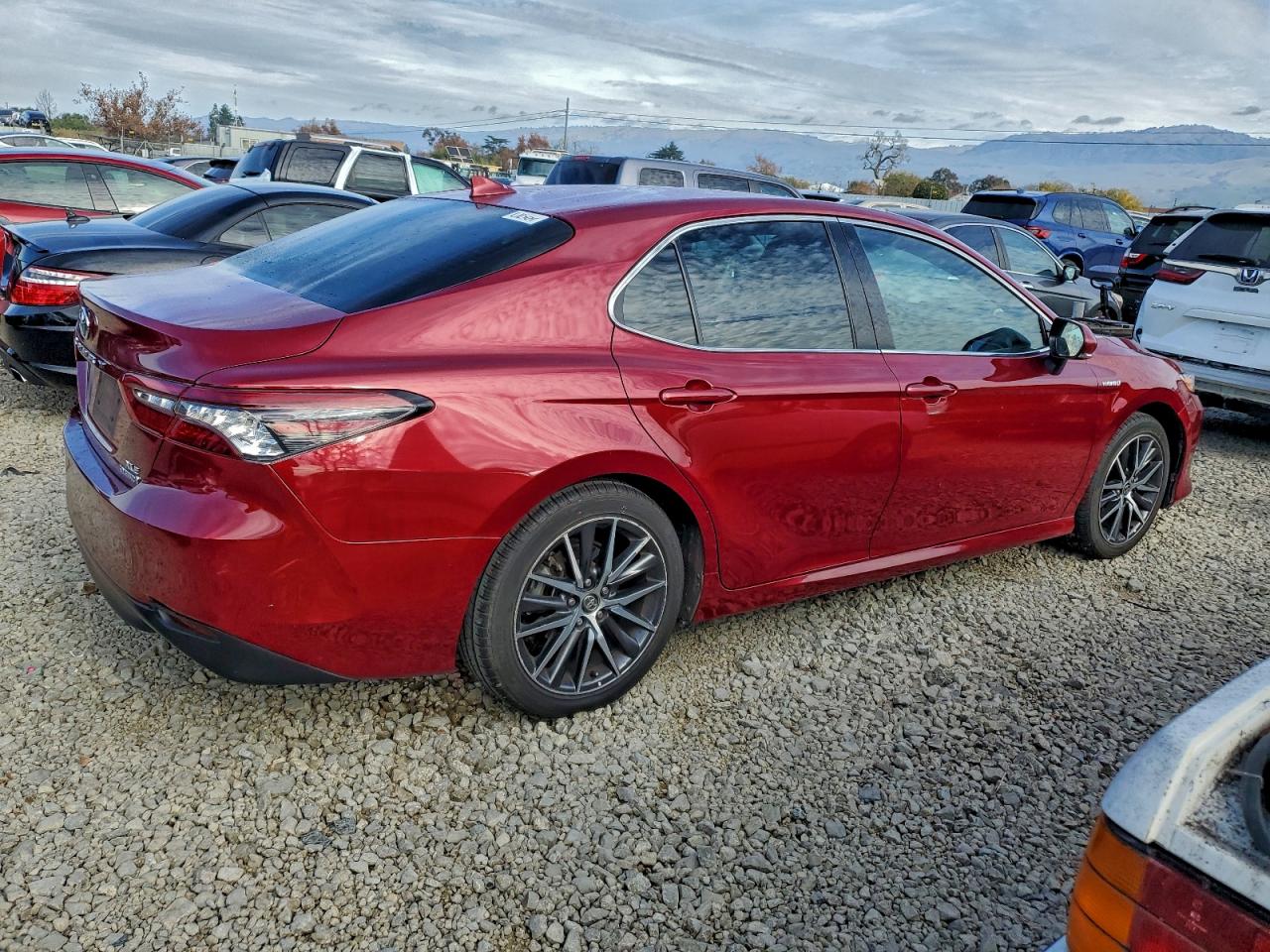2021 TOYOTA CAMRY XLE photo 3