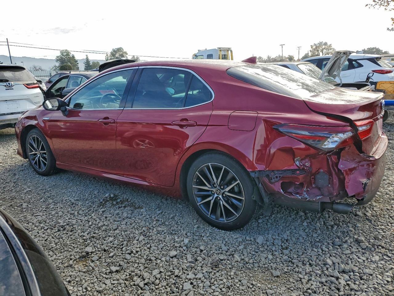 2021 TOYOTA CAMRY XLE photo 2