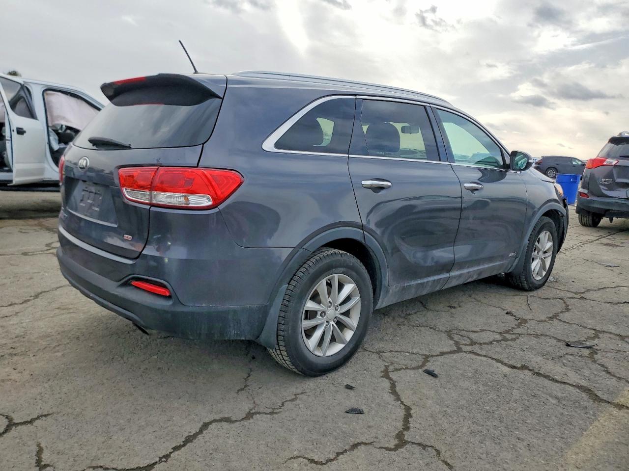 2017 KIA SORENTO LX photo 3