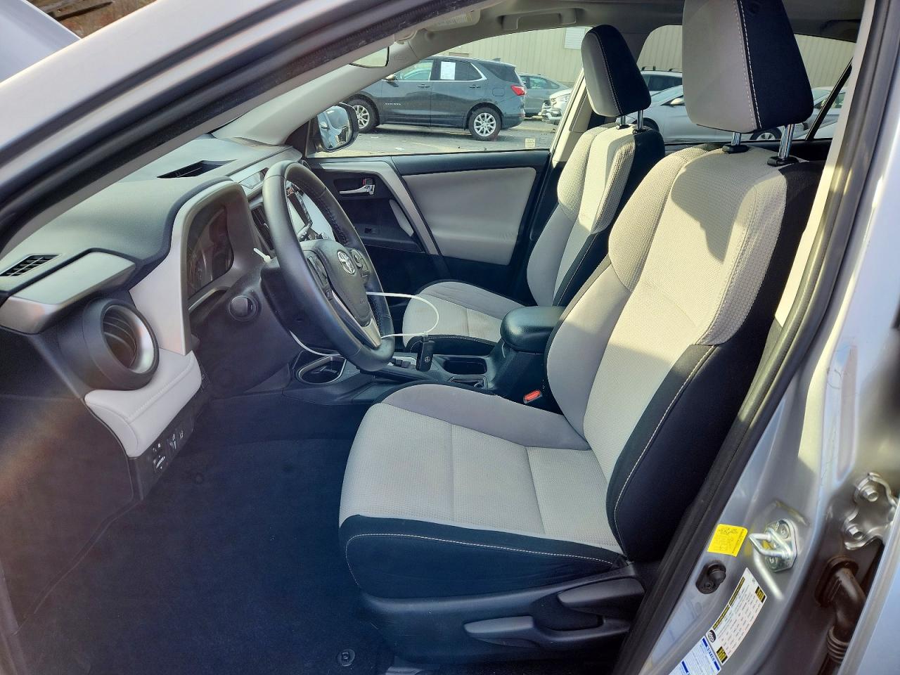 2017 TOYOTA RAV4 XLE photo 7