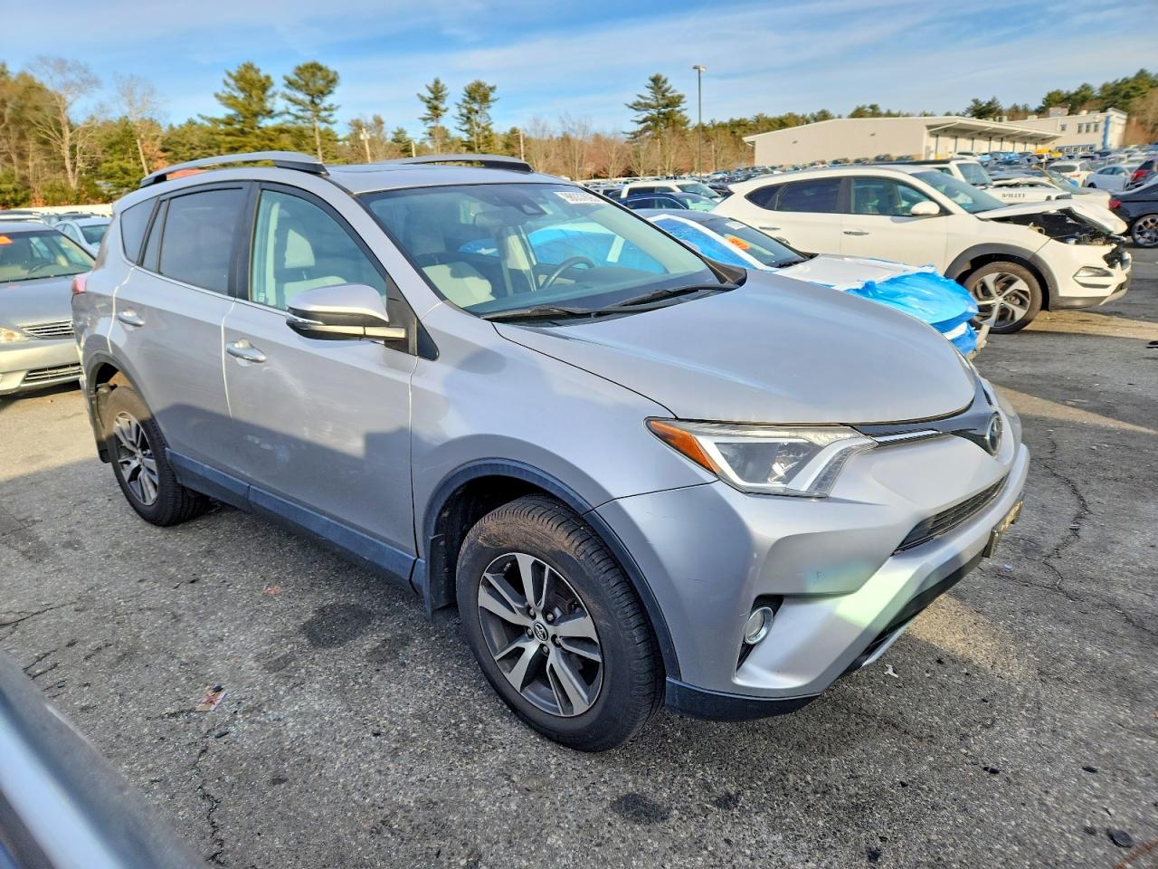 2017 TOYOTA RAV4 XLE photo 4