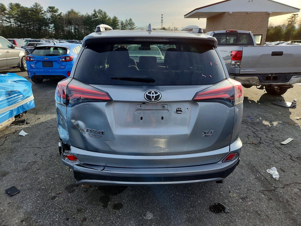 2017 TOYOTA RAV4 XLE photo 6
