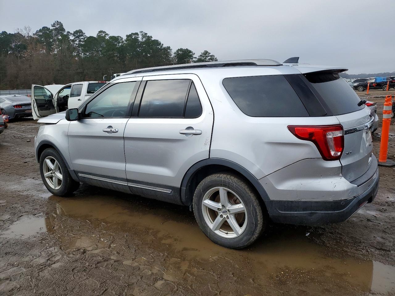 2019 FORD EXPLORER XLT photo 2