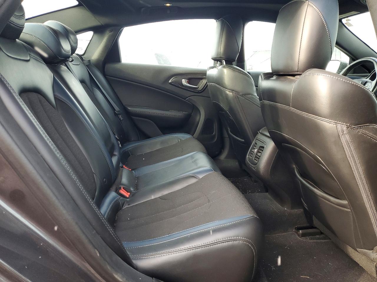 2015 CHRYSLER 200 S photo 10