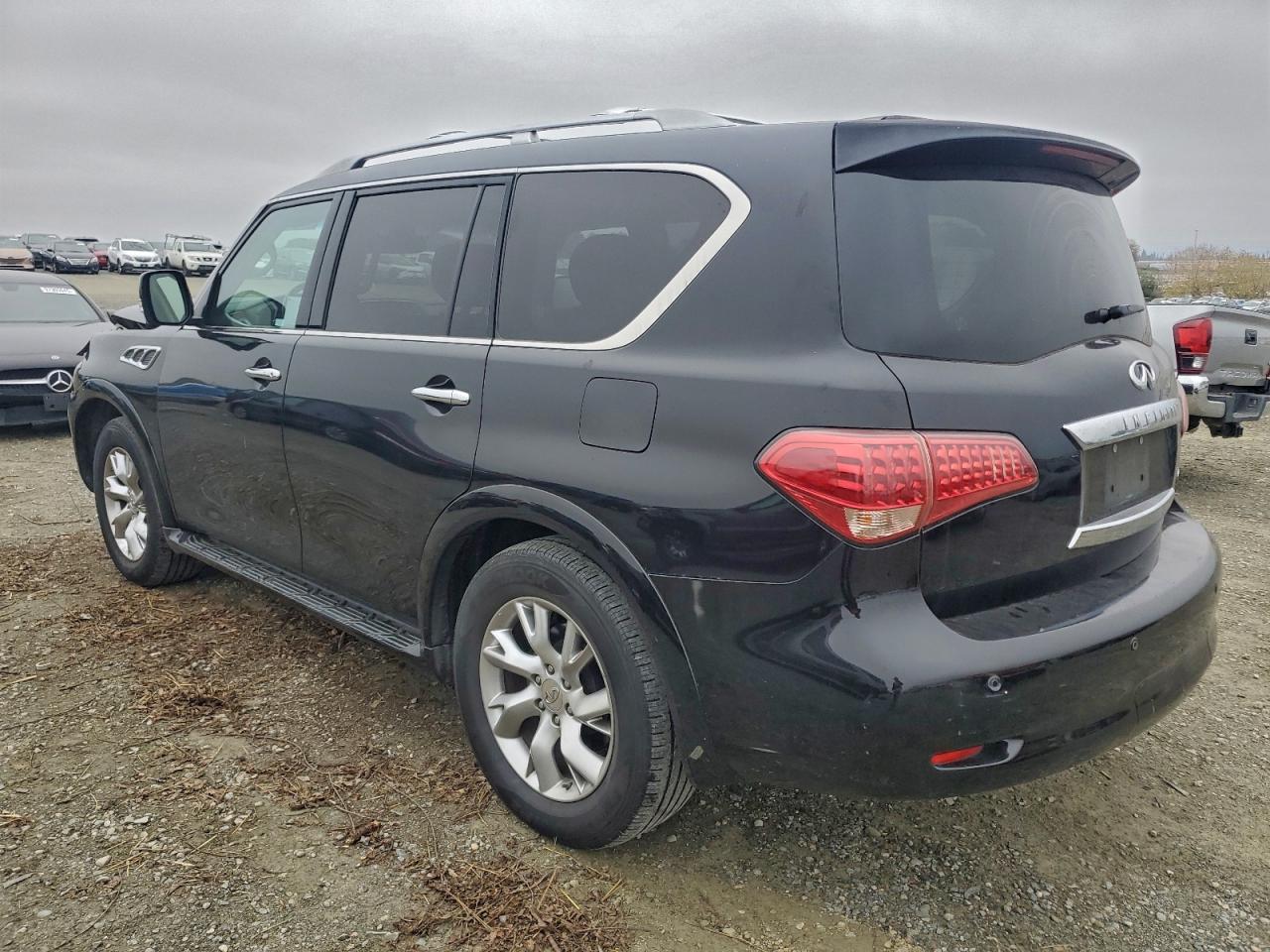 2013 INFINITI QX56 photo 2