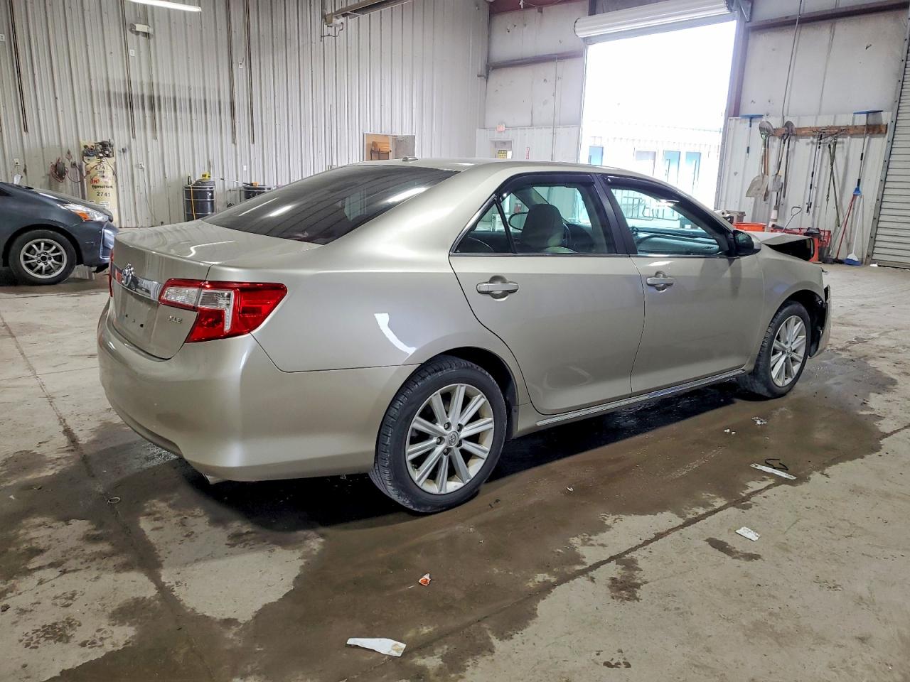 2014 TOYOTA CAMRY L photo 3
