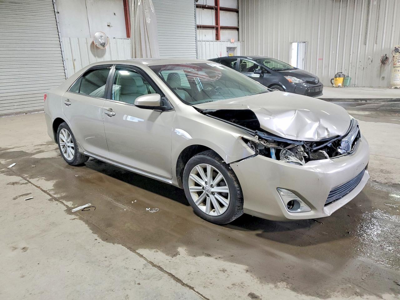 2014 TOYOTA CAMRY L photo 4