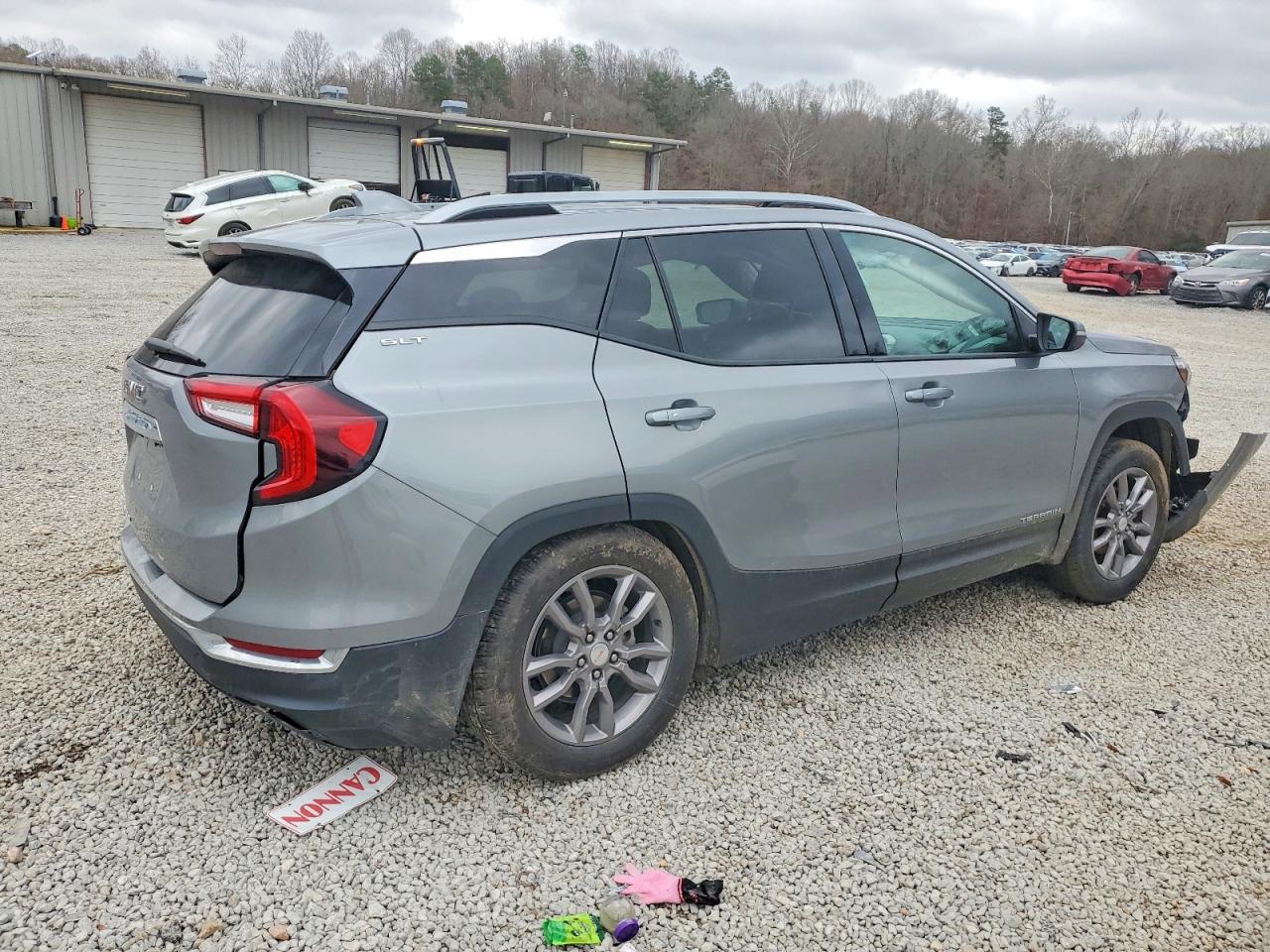 2024 GMC TERRAIN SLT photo 3