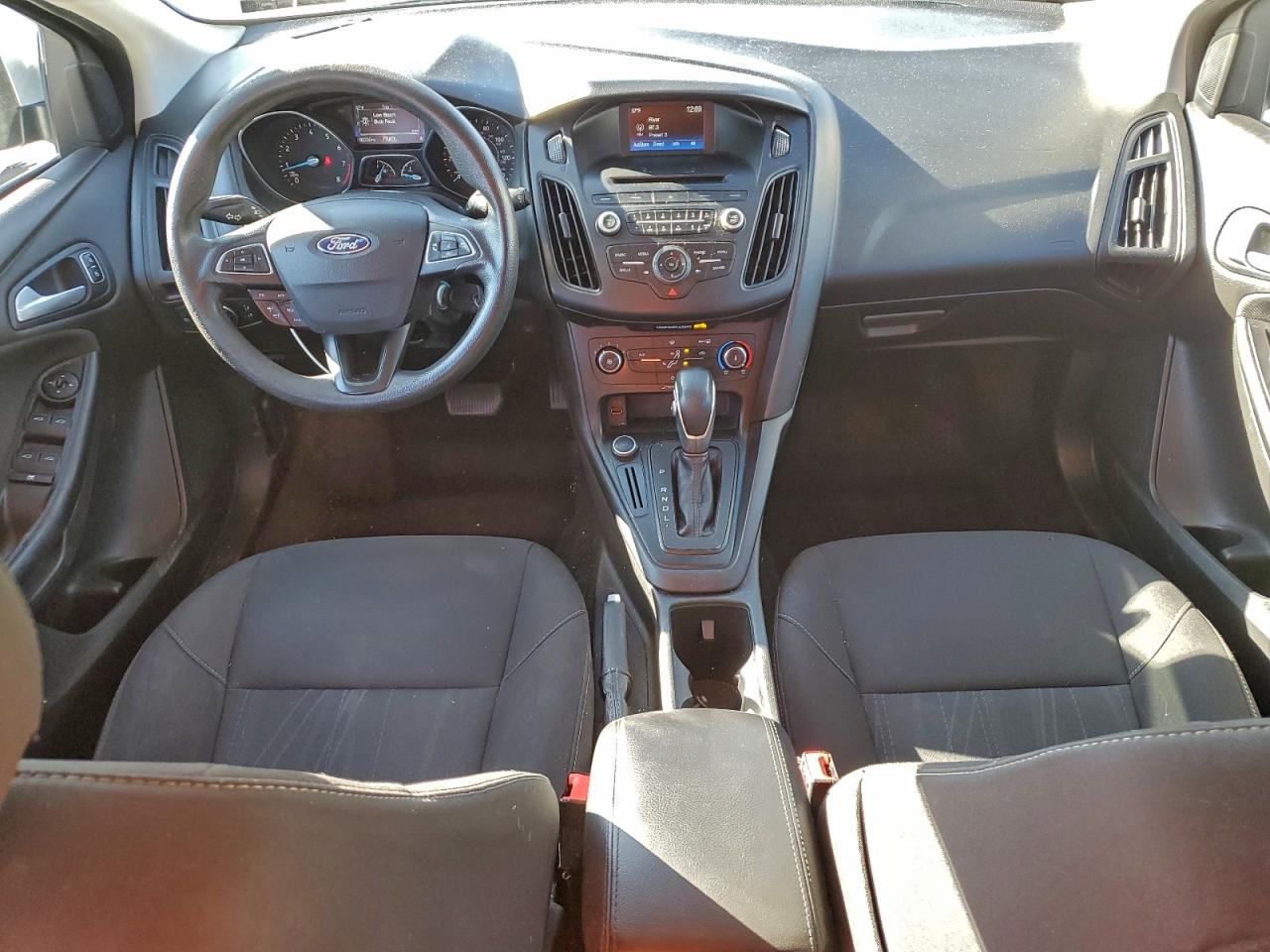 2017 FORD FOCUS SE photo 8