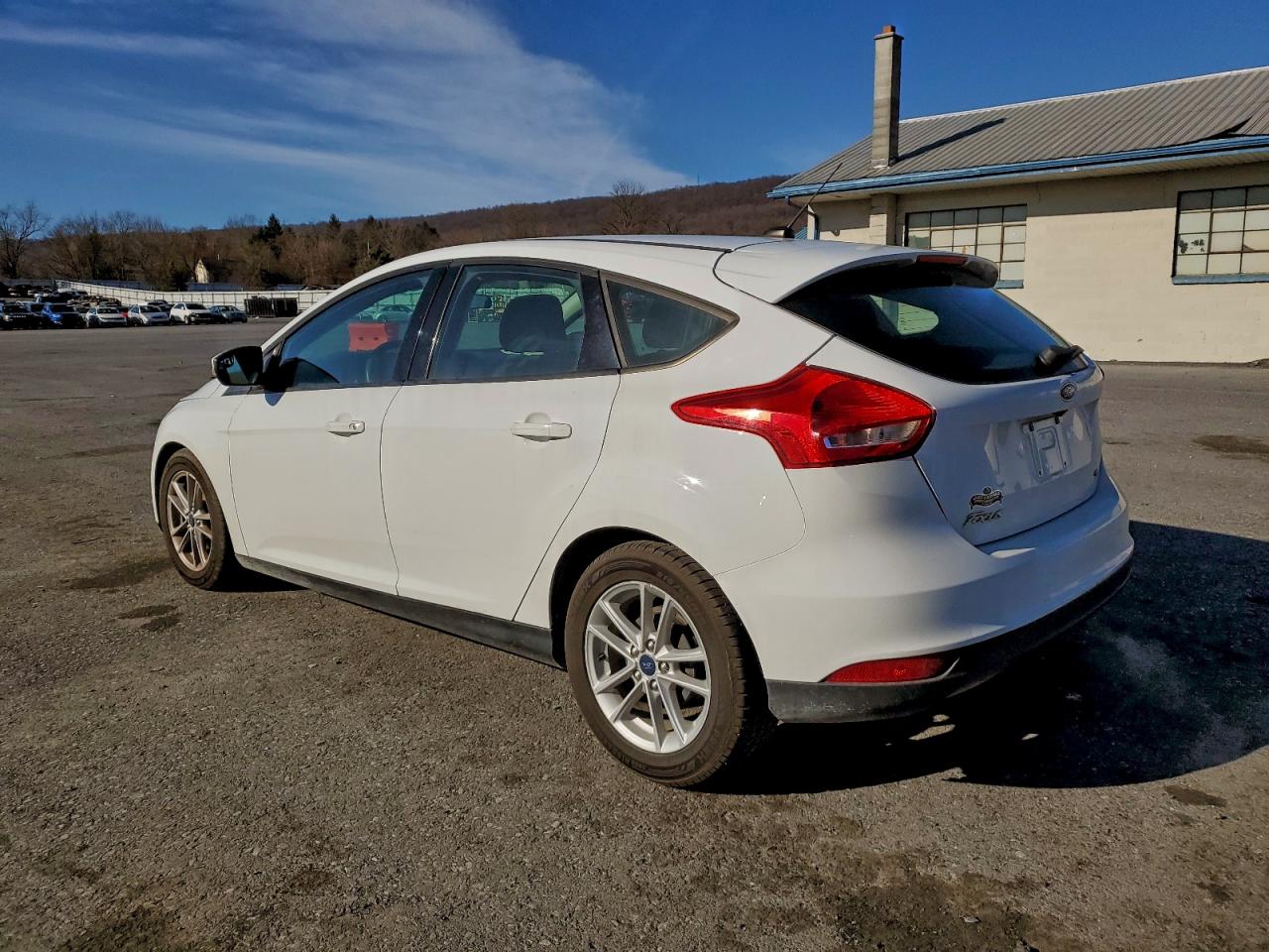2017 FORD FOCUS SE photo 2