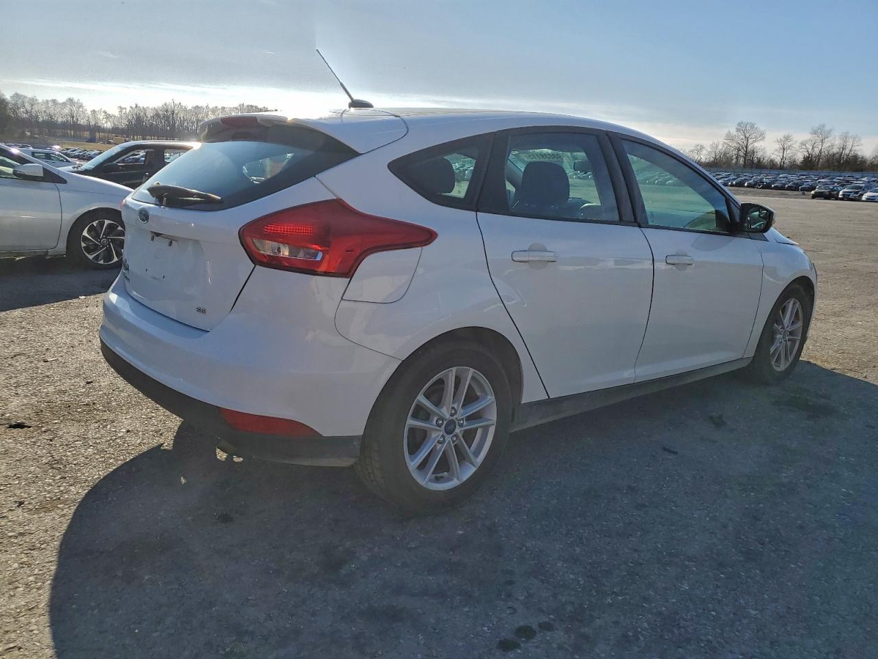 2017 FORD FOCUS SE photo 3