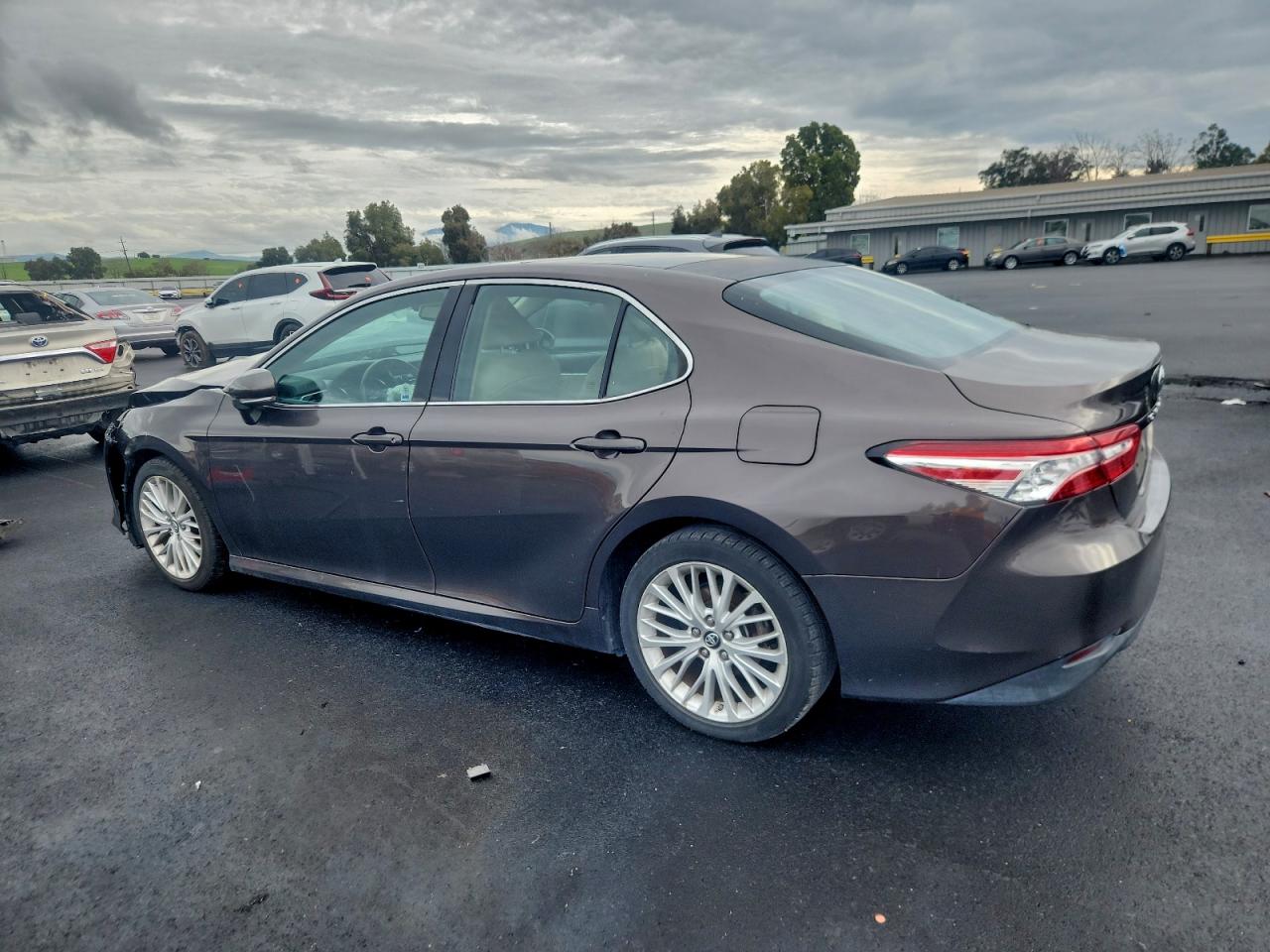 2018 TOYOTA CAMRY L photo 2
