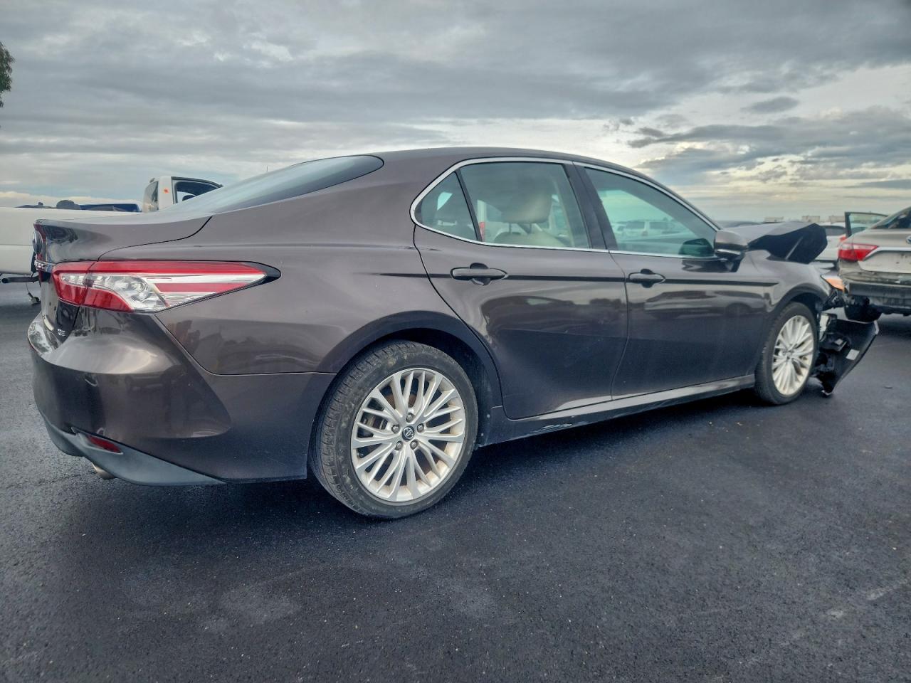 2018 TOYOTA CAMRY L photo 3