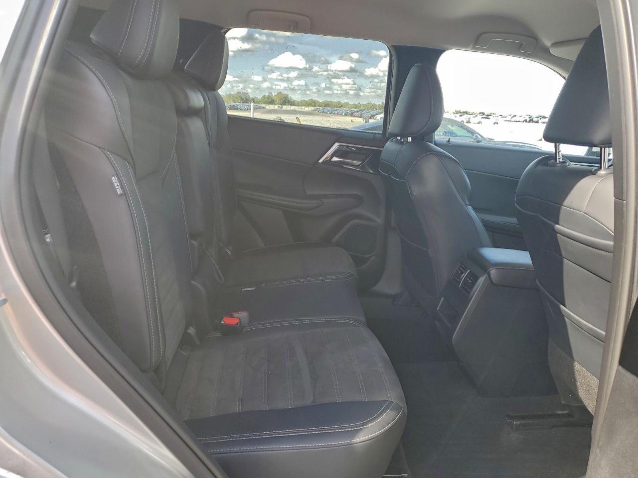 2024 MITSUBISHI OUTLANDER SE photo 11