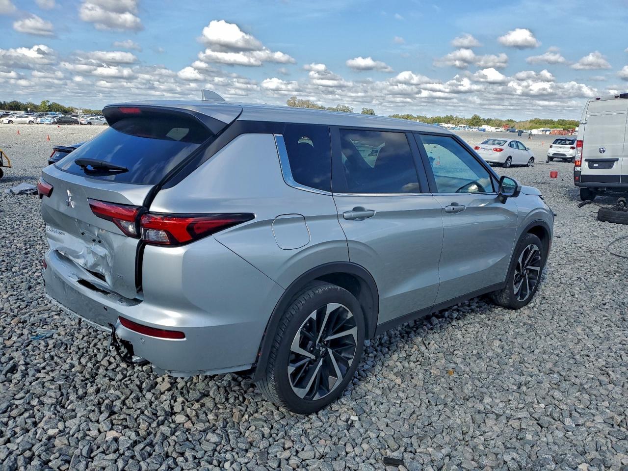 2024 MITSUBISHI OUTLANDER SE photo 3