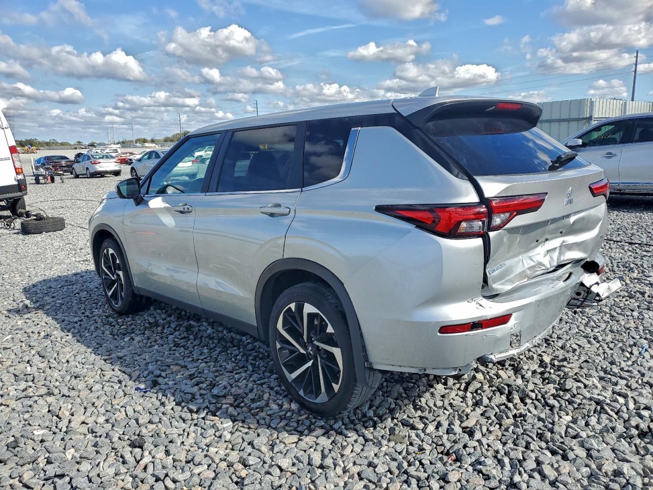 2024 MITSUBISHI OUTLANDER SE photo 2