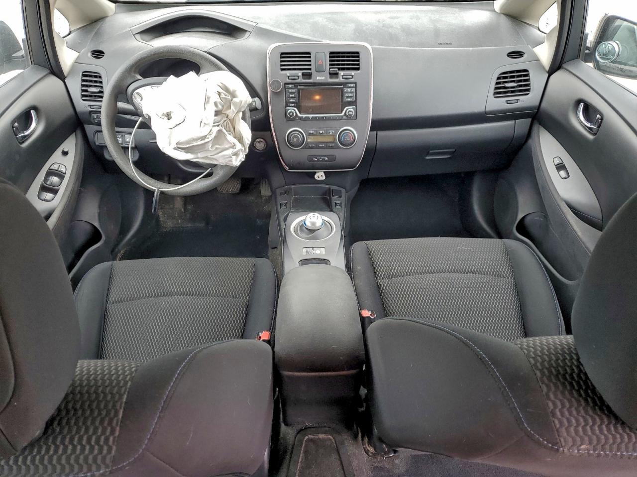 2017 NISSAN LEAF S photo 8