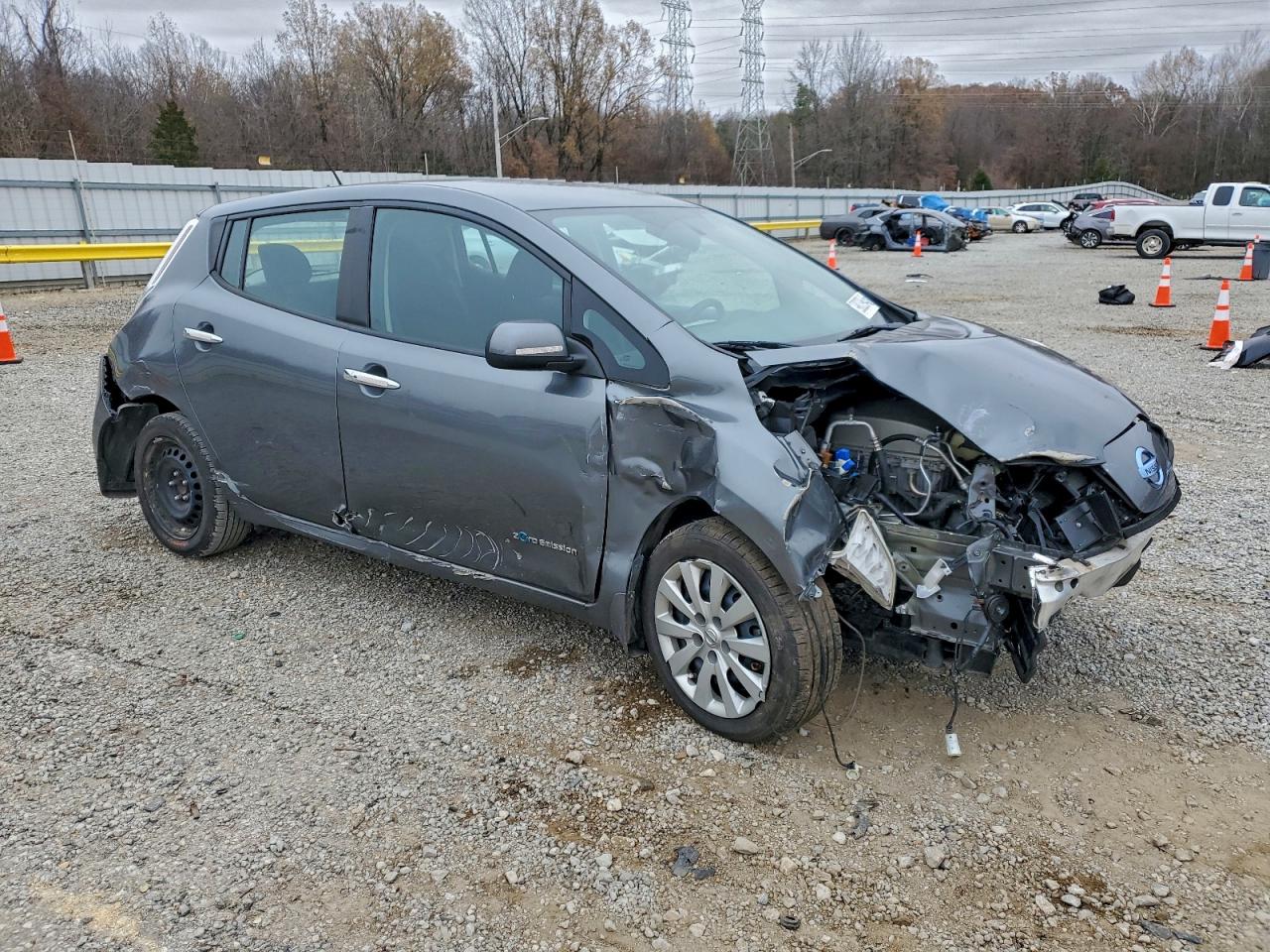 2017 NISSAN LEAF S photo 4