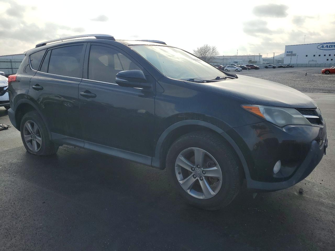 2015 TOYOTA RAV4 XLE photo 4