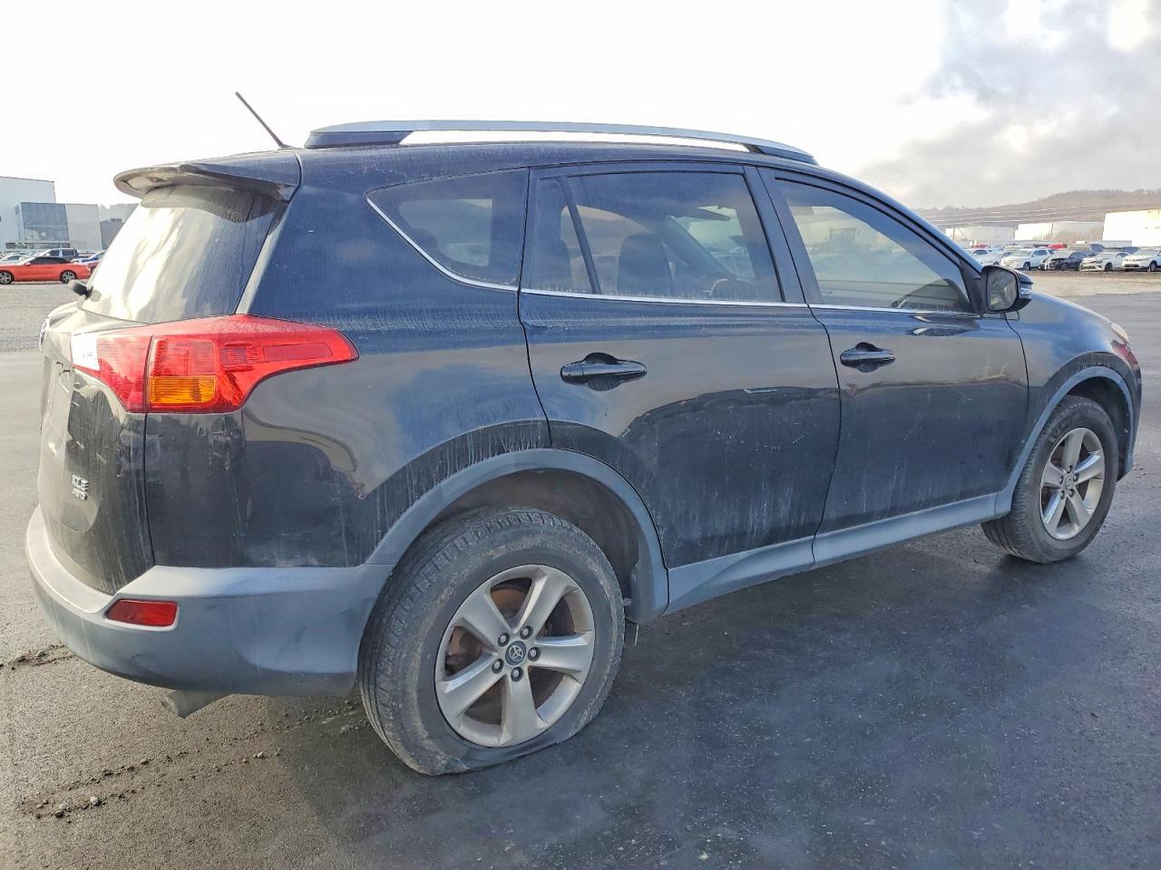 2015 TOYOTA RAV4 XLE photo 3