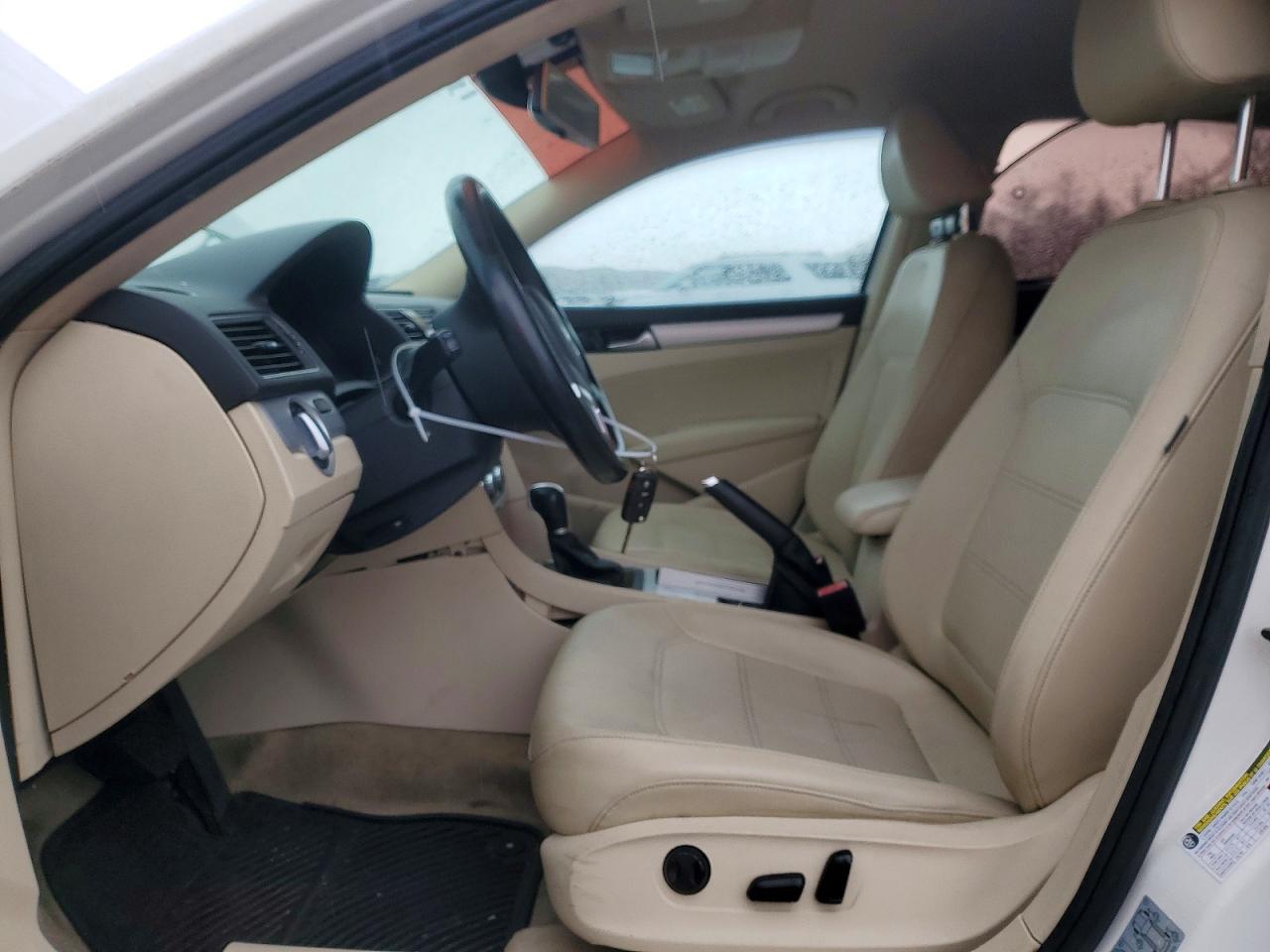 2012 VOLKSWAGEN PASSAT SE photo 7