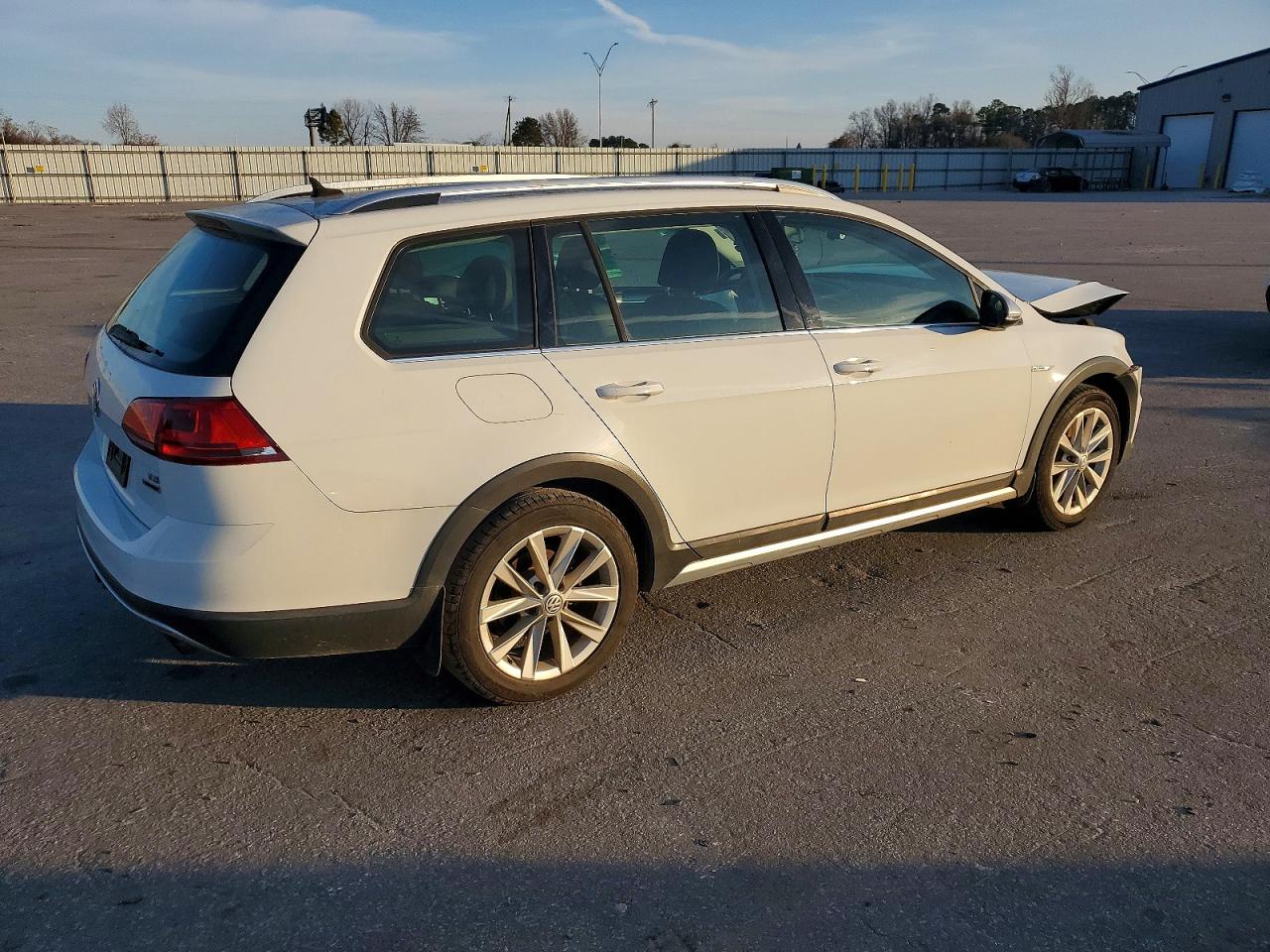 2017 VOLKSWAGEN GOLF ALLTRACK S photo 3