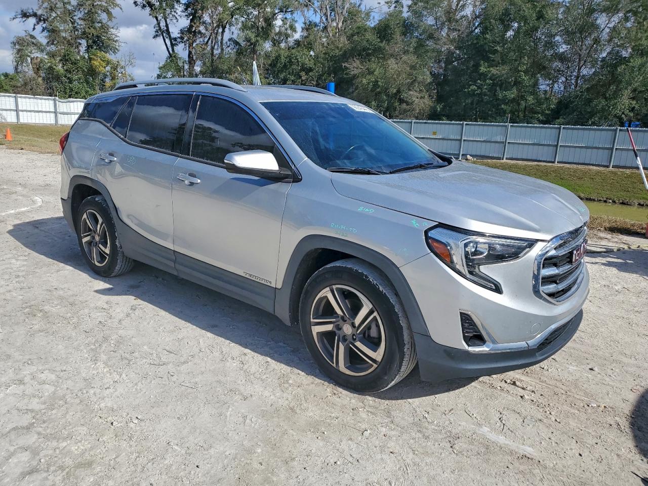 2019 GMC TERRAIN SLT photo 4