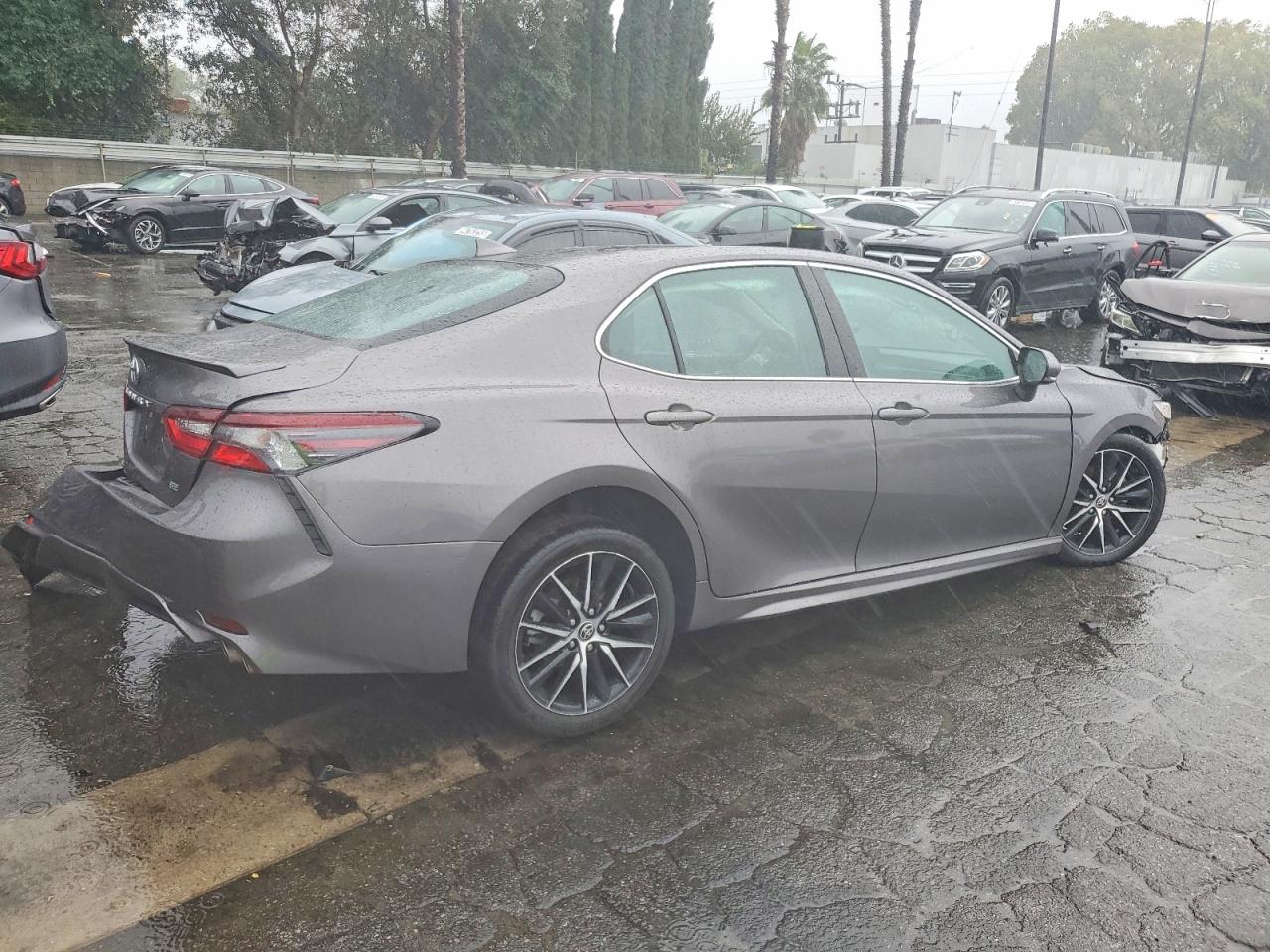 2022 TOYOTA CAMRY SE photo 3