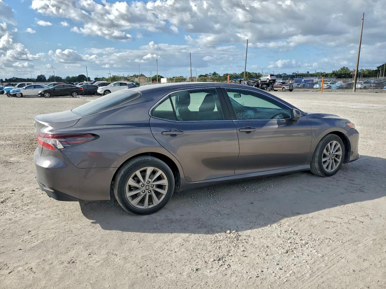 2022 TOYOTA CAMRY LE photo 3