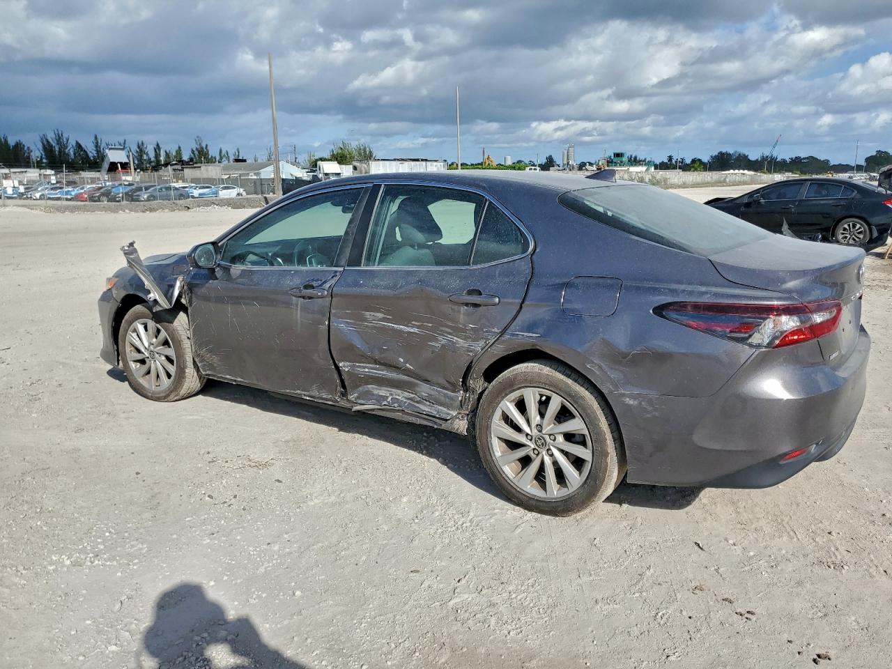 2022 TOYOTA CAMRY LE photo 2