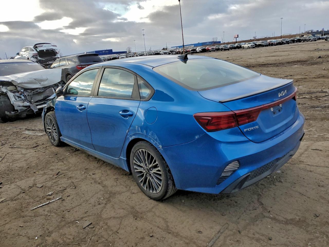 2023 KIA FORTE GT LINE photo 2