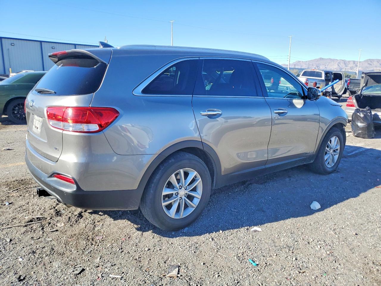 2017 KIA SORENTO LX photo 3