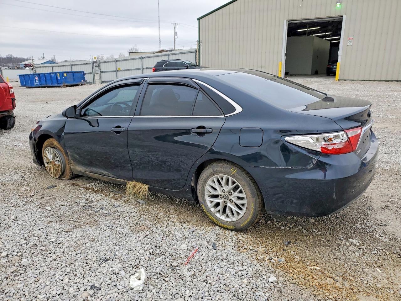 2016 TOYOTA CAMRY LE photo 2