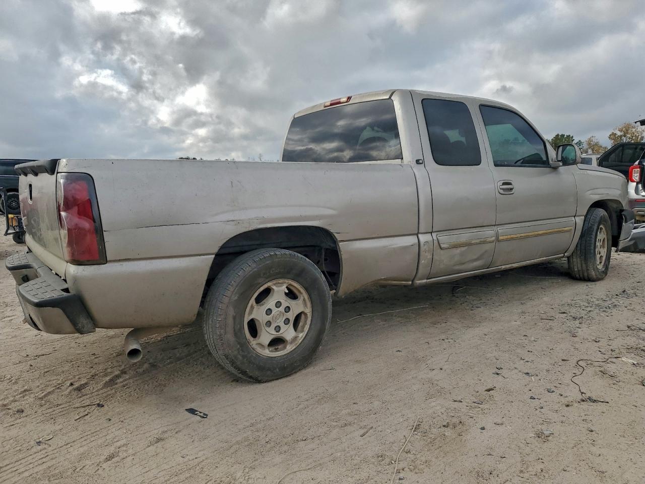 2004 CHEVROLET SILVERADO C1500 photo 3