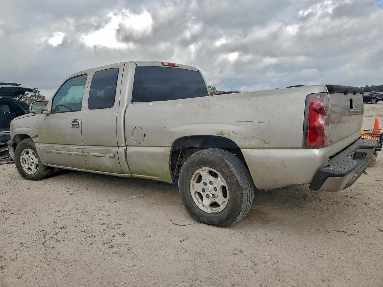 2004 CHEVROLET SILVERADO C1500 photo 2