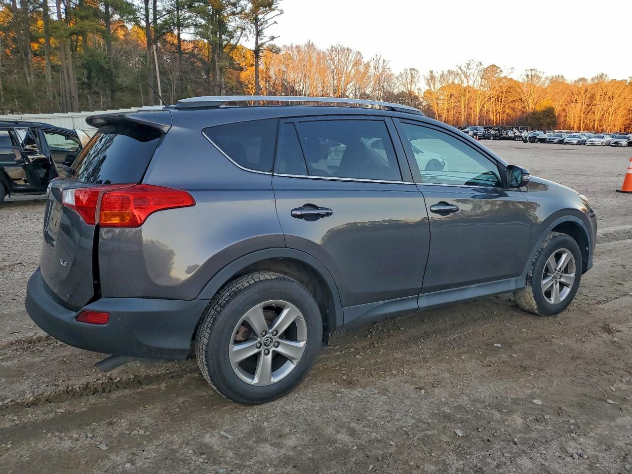 2015 TOYOTA RAV4 XLE photo 5