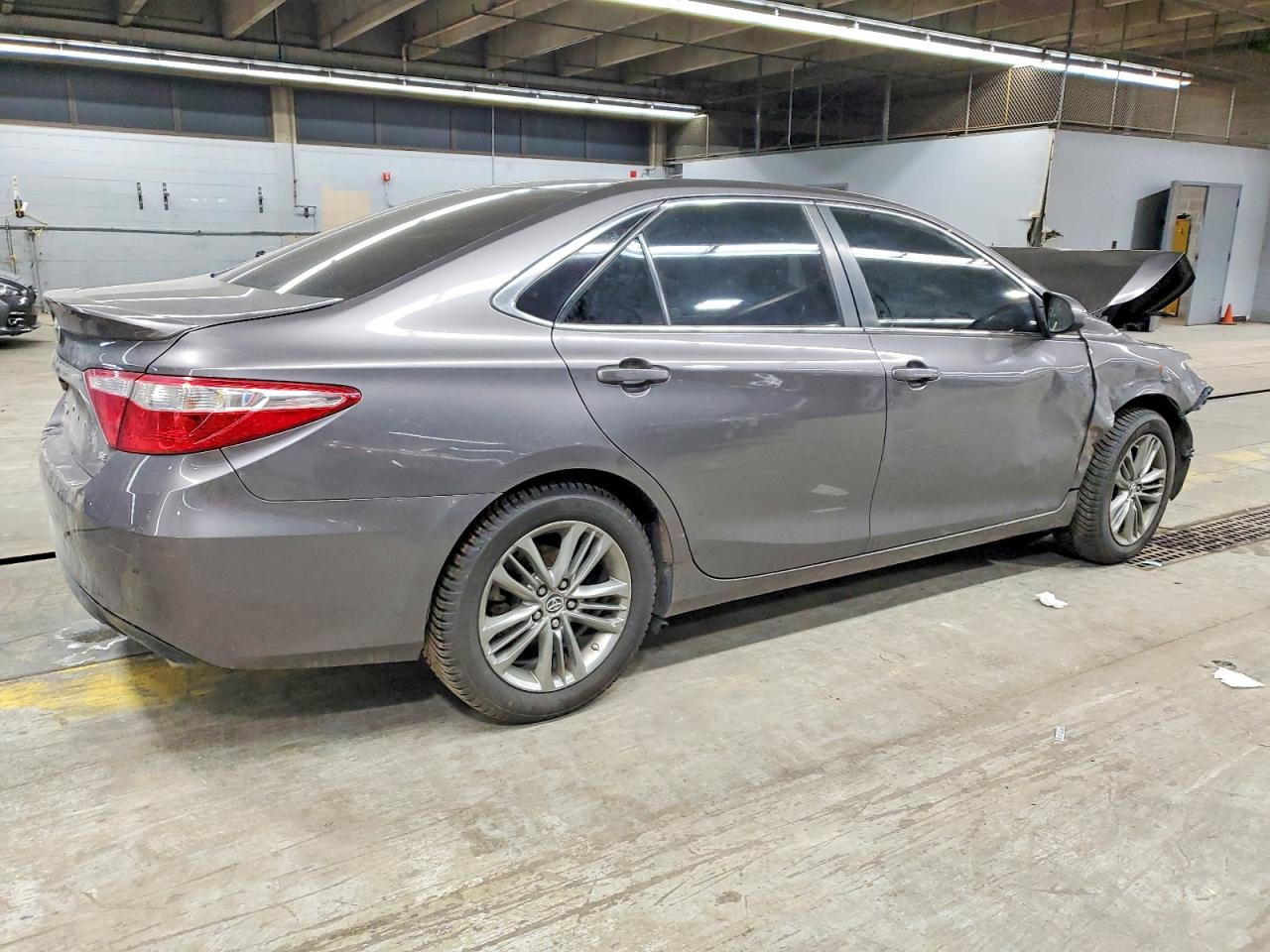 2016 TOYOTA CAMRY LE photo 3