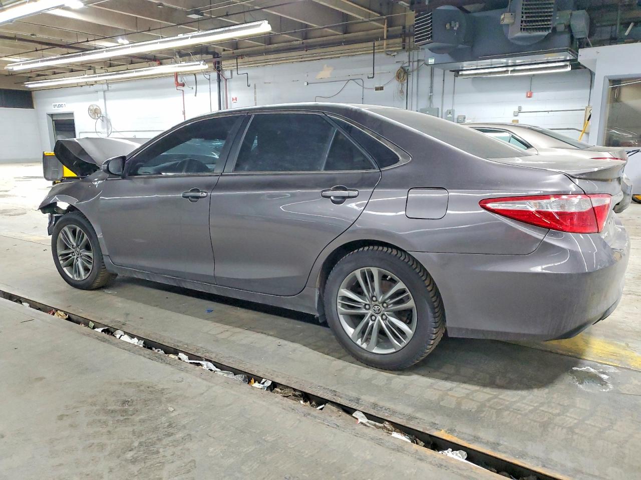 2016 TOYOTA CAMRY LE photo 2