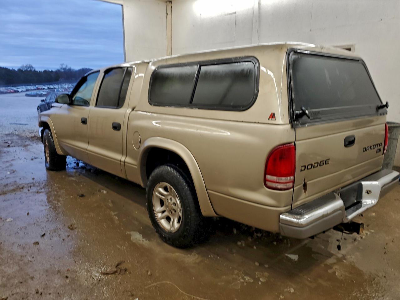 2004 DODGE DAKOTA QUAD SLT photo 2