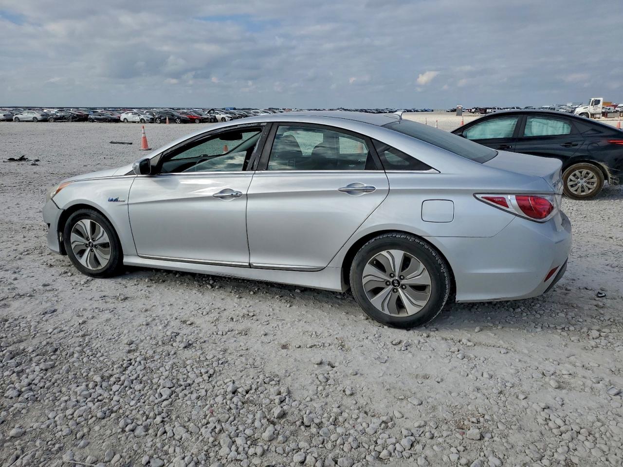2013 HYUNDAI SONATA HYBRID photo 2