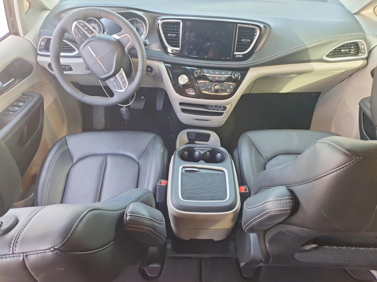 2024 CHRYSLER PACIFICA TOURING L photo 8