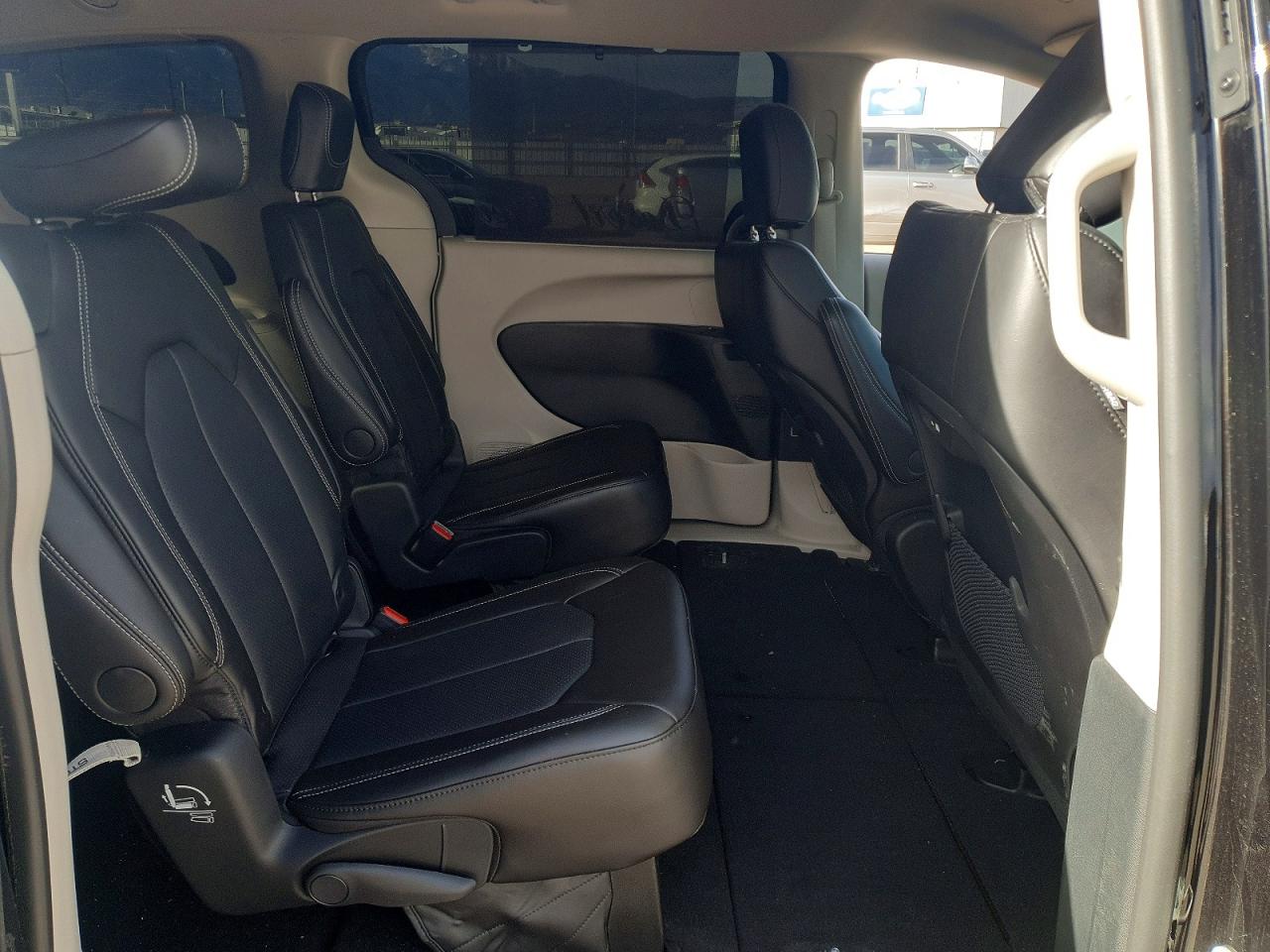 2024 CHRYSLER PACIFICA TOURING L photo 11