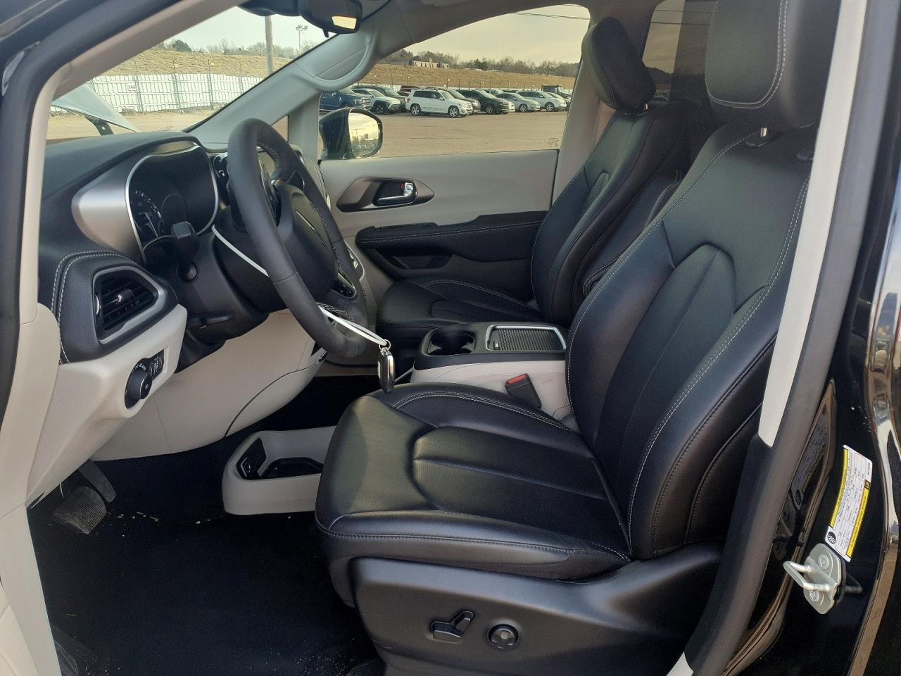 2024 CHRYSLER PACIFICA TOURING L photo 7